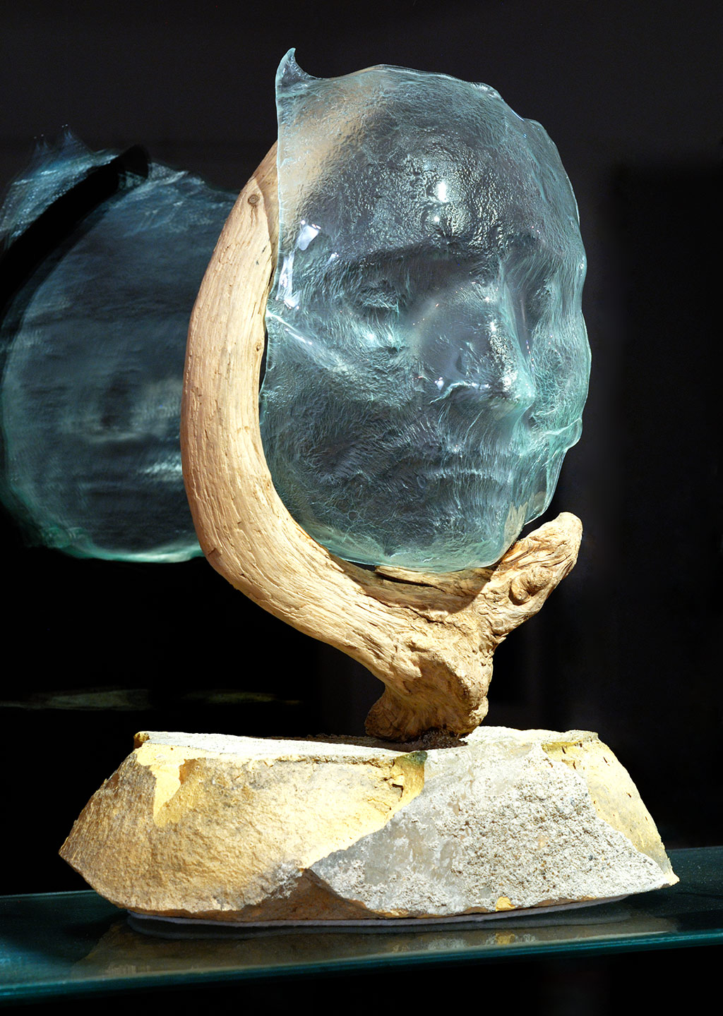 Skulptur mit ofengeformtem Glas, Schwemmholz und Ziegelstein.