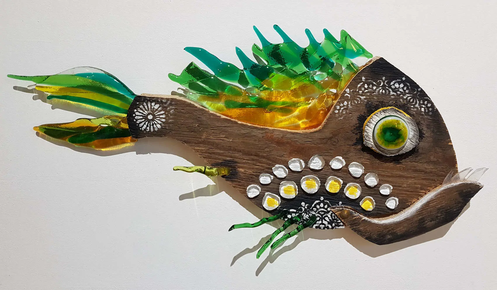 Susanne Wolf: Der grüne Emil. Glasobjekt, Materialcollage