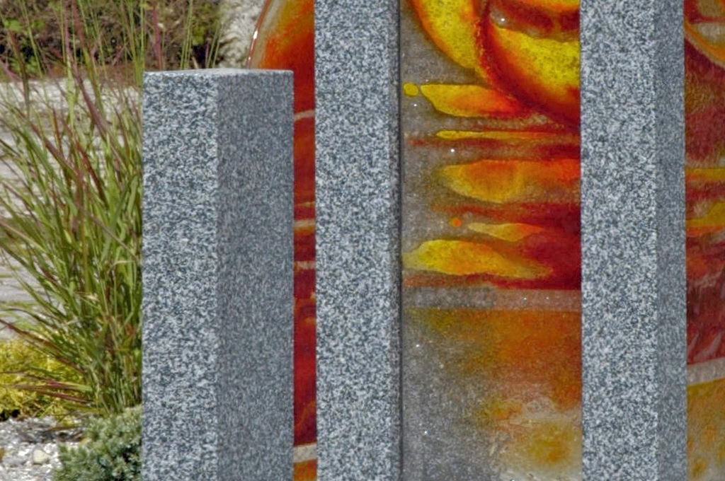 Zentrum einer Gemeinschafts-Grabanlage: Steinstelen und Glasgestaltung in polychromer Glasschmelztechnik