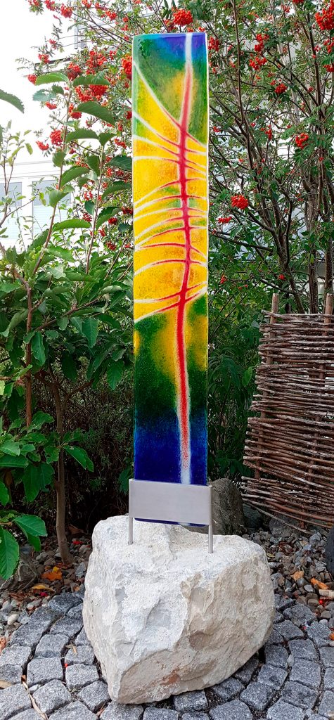Glaskunst im Garten: Stele Stille Kraft, Gesamtansicht