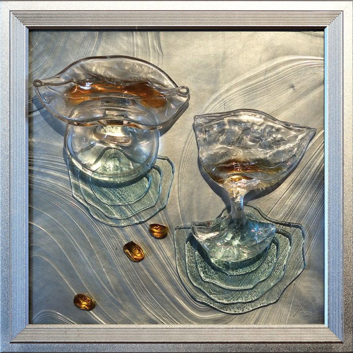 Komposition geschmolzener Gläser zu einem Leuchtbild, reliefartige Materialcollage